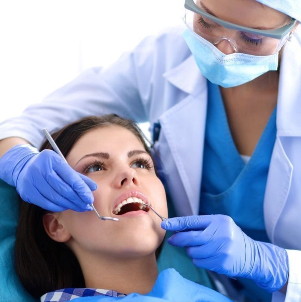 Sorriso branco e brilhante após clareamento dental